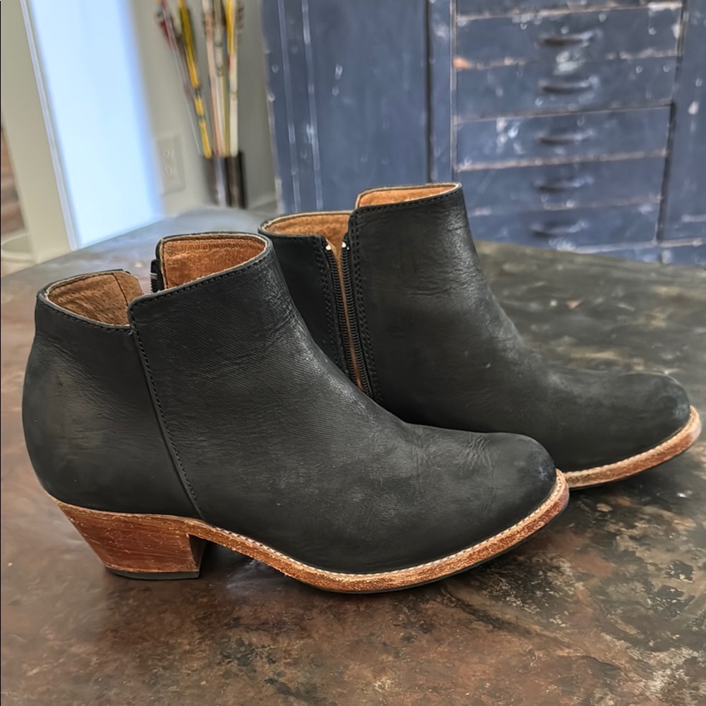 Adelante - Black Leather Ankle Boots with Brown Heel